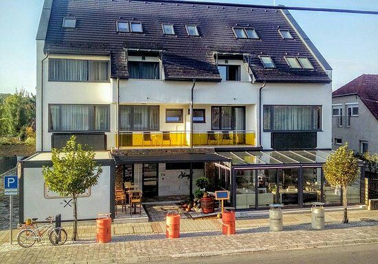 Ahoy Gastrobar & Cafe