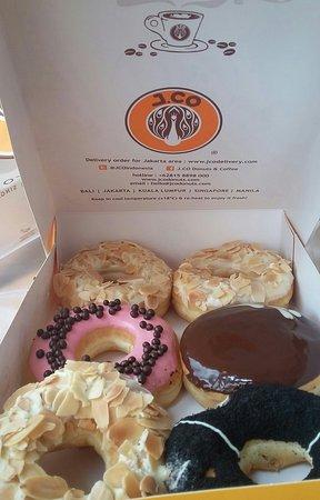 J.Co Donuts & Coffee