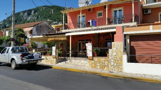 Barbayiannis Cheers Bar