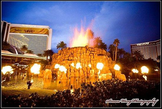 Wulkan przy hotelu Mirage