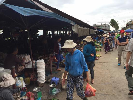 Targ Tekstylny w Hoi An
