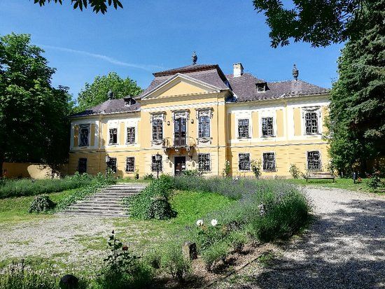 Pałac de la Motte w Noszvaj