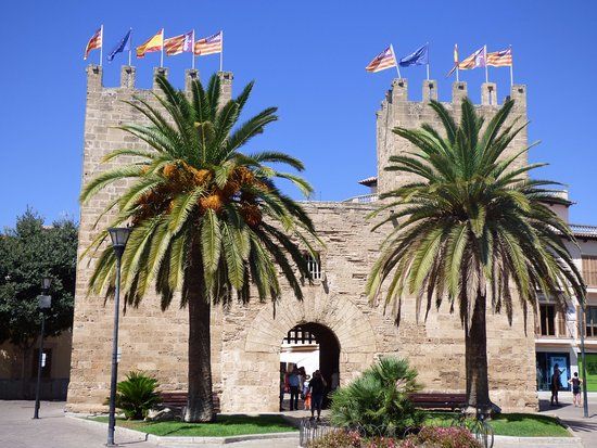 Zabytkowa brama Xara