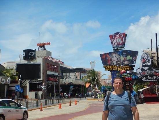 Centrum Handlowe Forum By The Sea