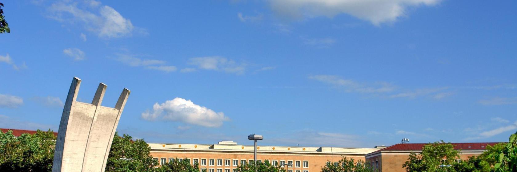 Plac Luftbrücke z Pomnikiem Mostu Powietrznego